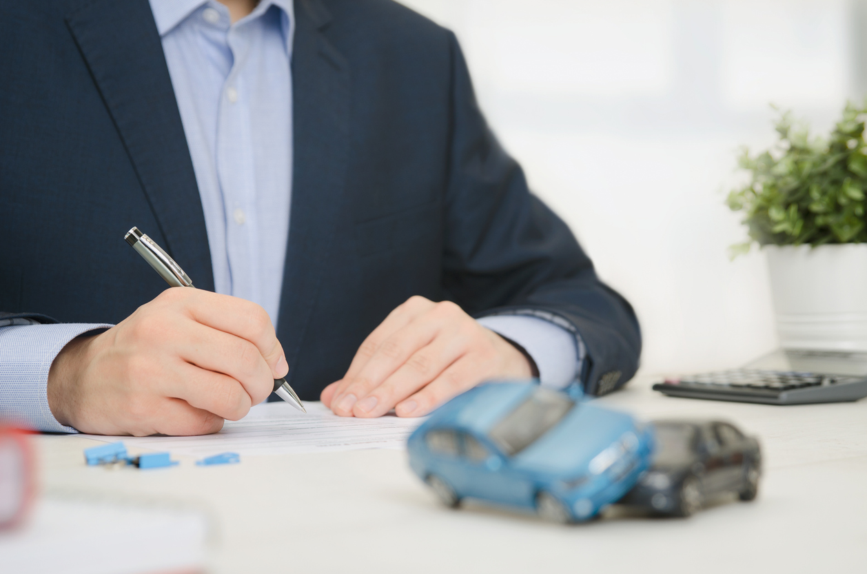 ¿Necesitas una placa delantera en California?